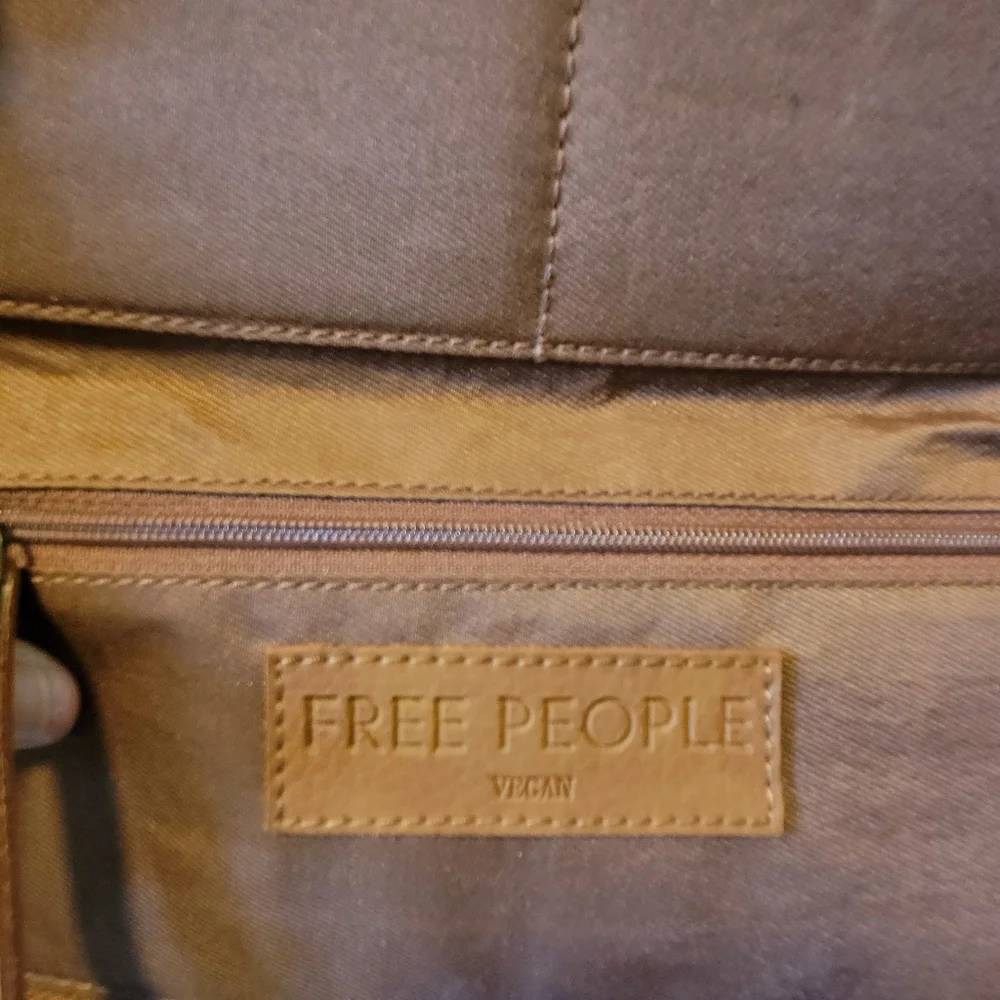 ⚡️EUC⚡️Free People Distressed Vegan Wallet - Picture 5 of 8